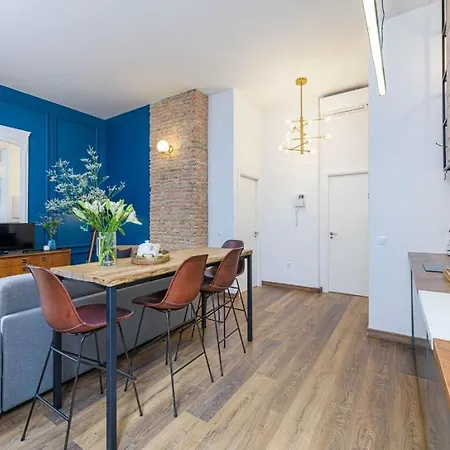 Glamorous Nino De Guevara On The Center Appartement *